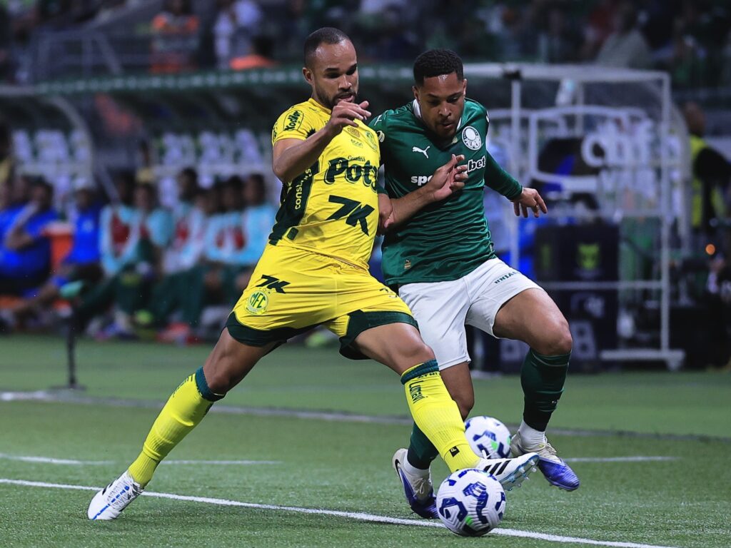 vitor-roque-do-palmeiras-e-joao-victor-do-mirassol-disputam-a-bola-durante-jogo-do-brasileirao-1752706542528_v2_4x3