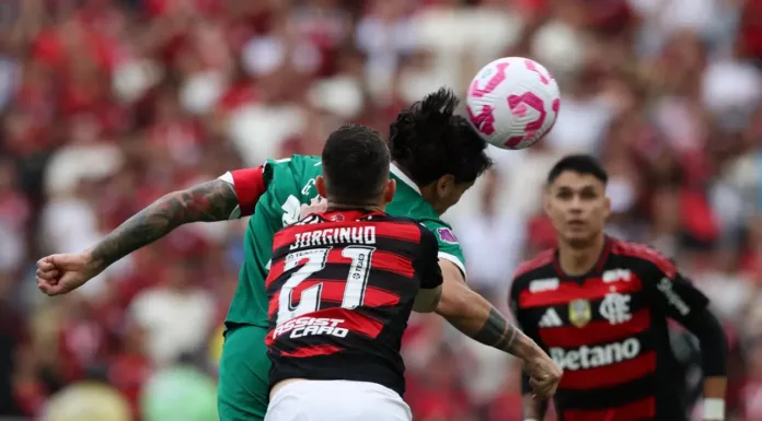 O-jogador-Gustavo-Gomez_-da-SE-Palmeiras_-disputa-bola-com-o-jogador-do-CR-Flamengo_-durante-partida-1-696x385